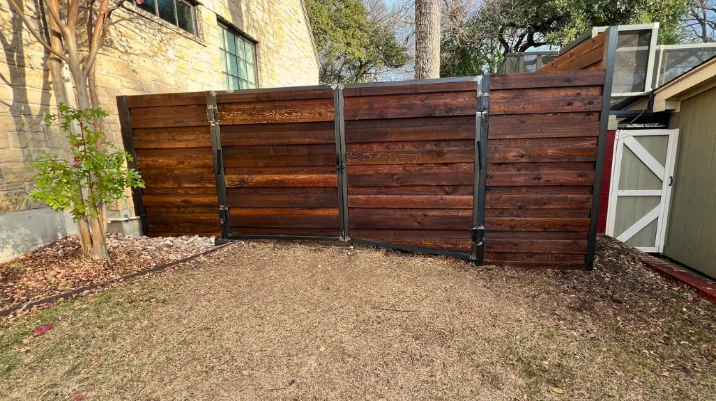 Fence with corrugated steel in the middle for a modern industrial look